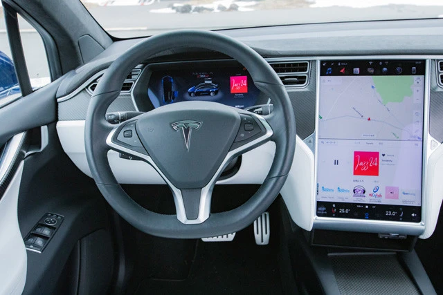 インパネの中央に鎮座する１７インチのタッチスクリーン。エアコン含め多くの機能をココに集約