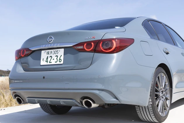 400Rのバッジと、スカイライン伝統の丸形2連テールライトが男心をたぎらせてくれる