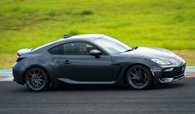 スバル「２代目ＢＲＺ」７月２９日に発売された２代目ＢＲＺ。走りやエンジンの味つけはスバルが掲げる「安心と愉しさ」がしっかり反映されている。価格は３０８円～３４３万２０００円