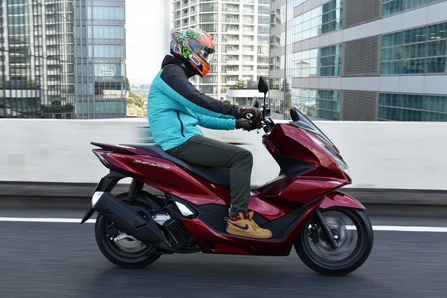 ホンダ PCX160 価格:40万7000円 発売:2021年1月 取り回しに優れるコンパクトな車体で高速道路も快適にこなす。通勤、買い物、郊外へのツーリンまで対応。コスパの高さは他の追随を許さない