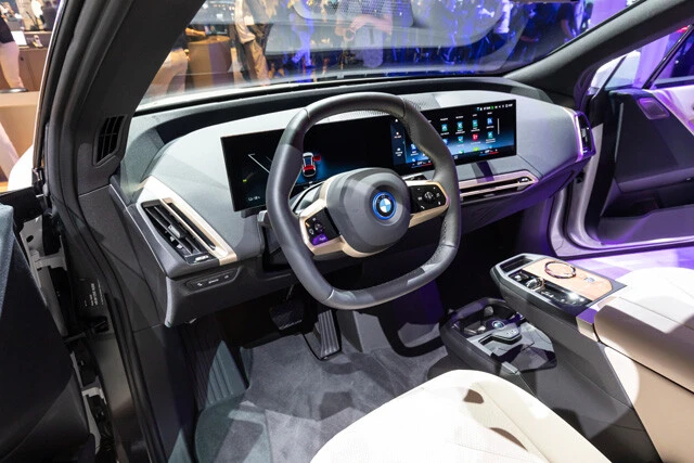 インパネで目を引くのは初採用となるヘキサゴンステアリングホイール。ディスプレイも先進的だ