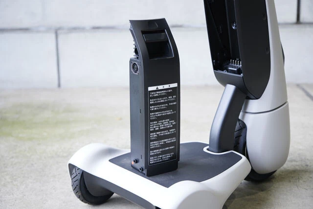 脱着可能なリチウムイオンバッテリー。充電は専用充電器（ＡＣ１００Ｖ）を使用する