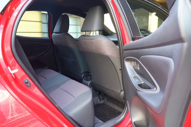 ４台の中で最も狭い後席。スポーツカーと割り切ると納得する広さである