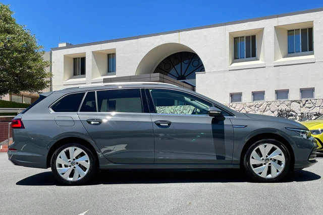 ボディサイズは全長４６４０㎜×全幅１７９０㎜×全高１４８５㎜。最小回転半径は５．１ｍだ