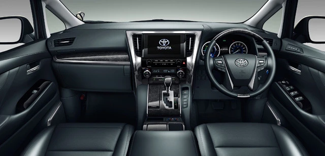 顔と同じく運転席もかなりオラオラ系だ。ちなみに２列目の乗り心地は国産車最強だ