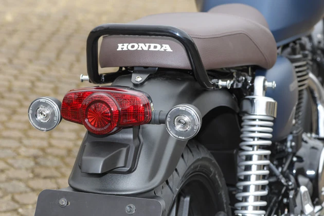 ヘッドライト、テールライト、前後のウインカーはすべてLED。タンデムは広く積載性能も高そうだ