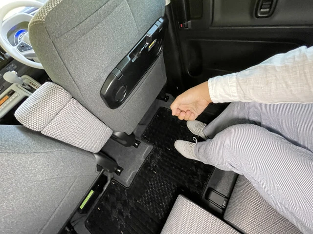 後席シートは左右独立タイプで、スライドとリクライニングが可能。レッグスペースは軽自動車で最大級