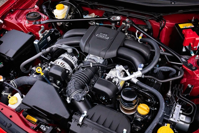 新型のウリは排気量。２Ｌから２．４Ｌに拡大。初代とは桁違いの力強さを誇るエンジンに仕上がっている