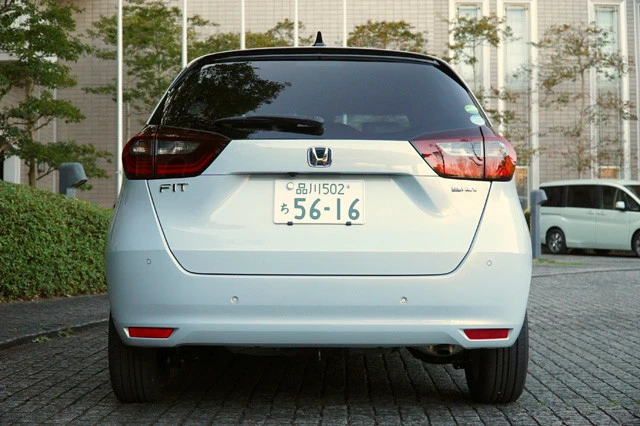 燃料タンクは全席下に収めるセンタータンクレイアウトを採用。広々とした後席を実現している