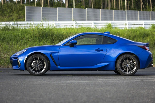 ボディサイズは全長4265mm×全幅1775mm×全高1310mm。車両重量は1270kg(6速MT)と軽量を実現