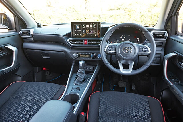 ハイブリッド全車とガソリン車の上位グレードには、待望の電動パーキングブレーキを採用して商品力を大きく向上させた