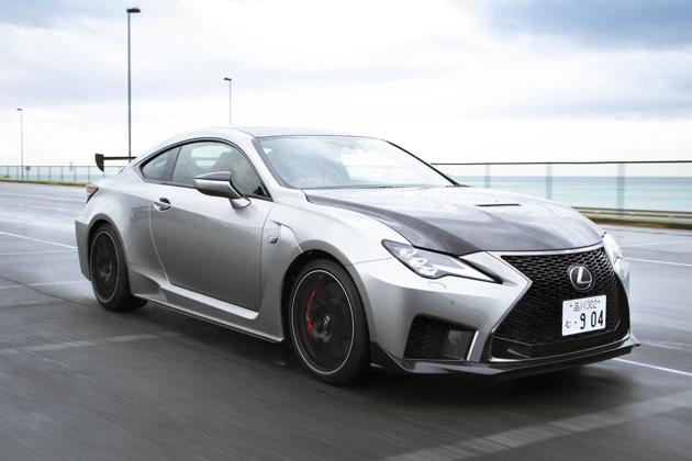 【第2位】レクサス RC F 発売:2014年 価格:1042万~1432万円 値引き:3万円(付属品の無料サービス) リセール:A 2019年に敢行されたビッグマイチェンでスポット溶接を増やしてボディ剛性を強化。写真はカーボン製のボンネットなどを装着。パフォーマンスパッケージ専用品だ