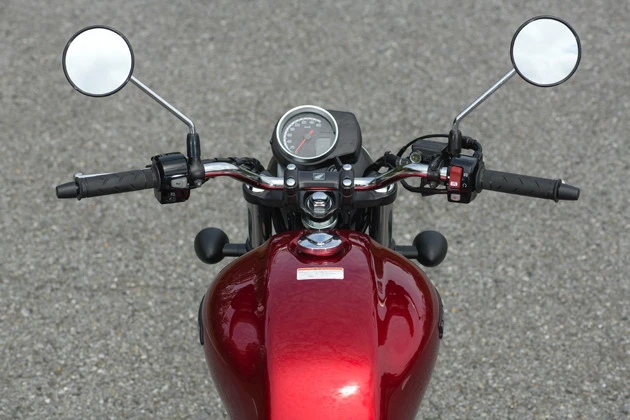 実にシンプルなメーターは、アナログの速度計の中に液晶パネルが。燃費計などを表示