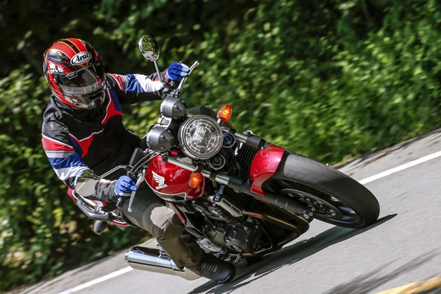 ホンダ CB400 スーパーフォア 価格:88万4400~92万8400円 発売:2018年11月 日本のスタンダードであり、ヨンヒャクの代名詞でもあるスーフォア。環境規制の強化により生産中止のウワサも。買うなら今!!