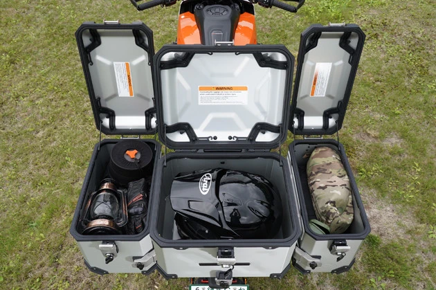 オプションのアルミ製ラゲッジケースはキャンプ道具も収納可能。このゴツさがイイ!