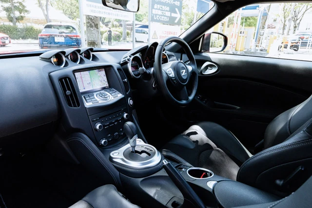 ナビの画面が小さく古さを感じさせる。ダッシュボード中央にはお約束の3連メーターがドーン