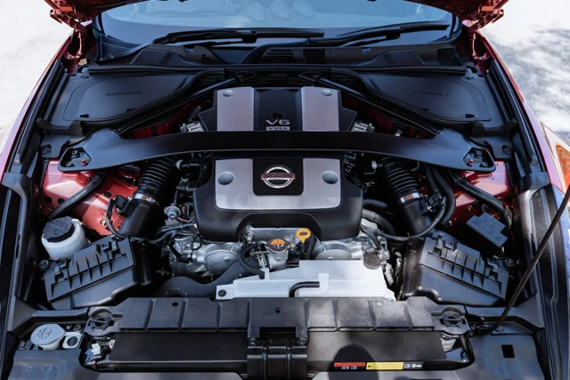 エンジンは3.7リットルのV型6気筒の自然吸気。最高出力は336PS。鋭い加速が自慢