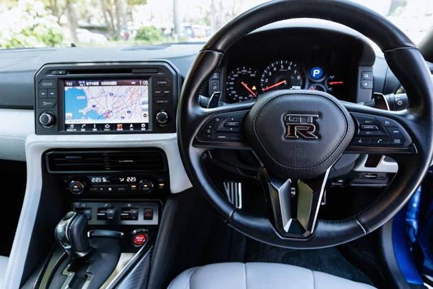 スピードメーターの目盛りは340キロまで刻まれている。アクセルペダルなどはアルミ製だ