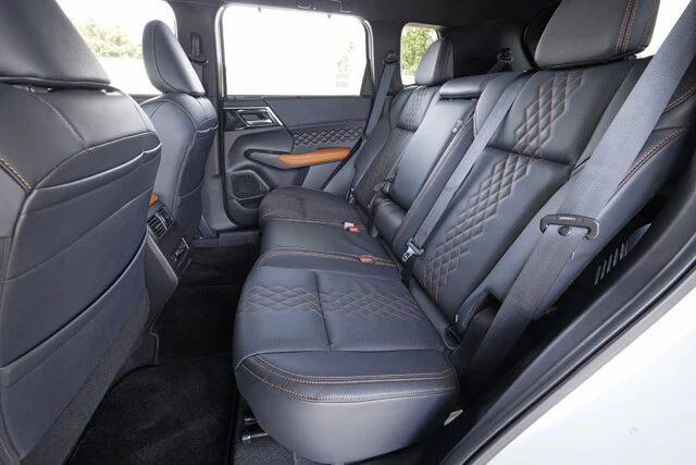 プラットフォームを全面的に刷新した新型は広い室内空間を誇る。インテリアの質感の高さは輸入車に匹敵する