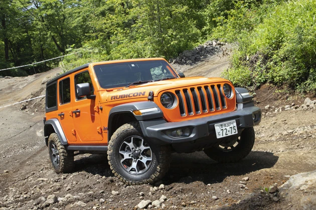 【第2位】ジープ ラングラー 発売:2018年10月 価格:518万~638万円 ボディサイズ:全長4870mm×全幅1895mm×全高1850mm 1941年に軍用車として誕生したのがジープのラングラー。その高いオフロード走破性とタフな乗り味は男なら一度は味わいたい