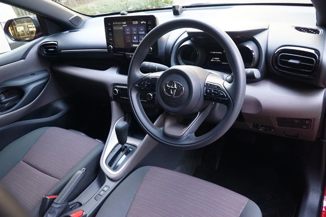 トヨタ「ヤリス」着座位置は予想外に低い。スポーツカーに乗っている感覚に近い。乗り心地も硬めの印象だ