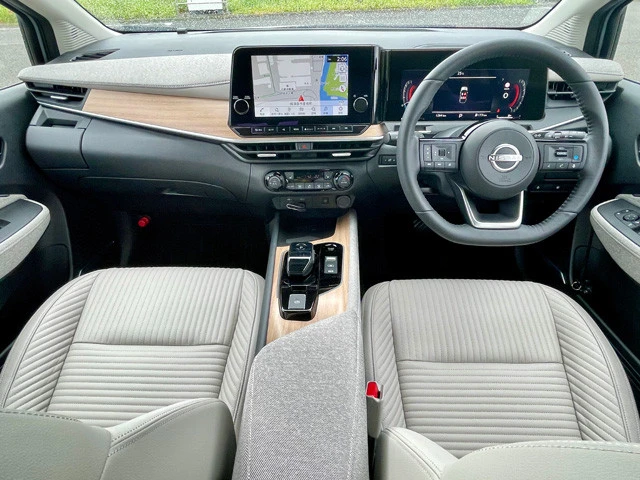 日産「ノート　オーラ」木目調パネルやツイード表皮など質感が非常に高い。ディスプレイは１２．３インチだ