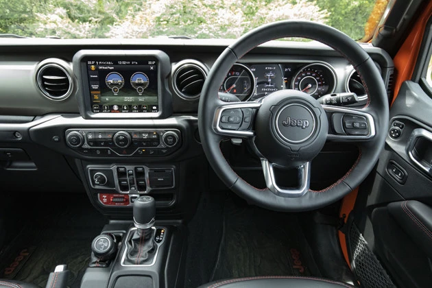 インテリアは先代モデルより質感が大幅に向上。メーターやディスプレイには走行情報が表示される