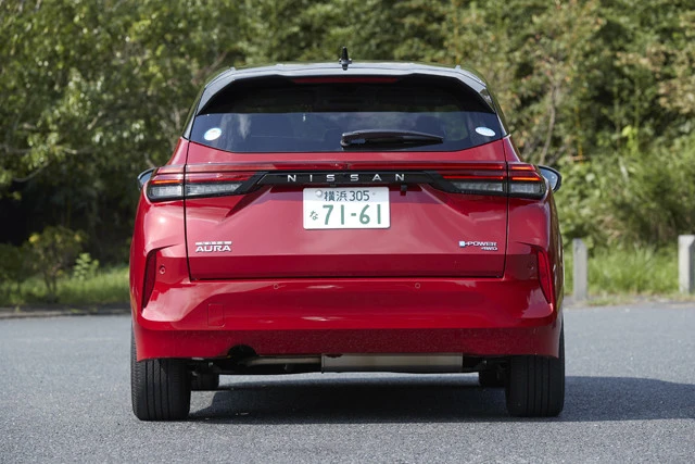 リアのポイントは左右のテールランプをつなげたデザイン。ワンランク上の存在感がある