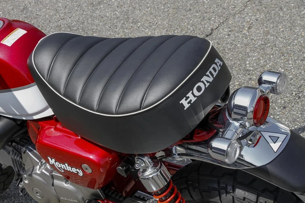 シートのクッションは厚みがあり超楽チン。座面は広く、ライディングポジションが取りやすい