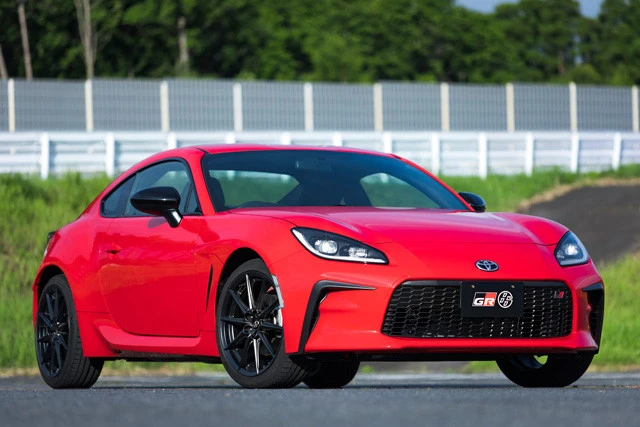 トヨタ「２代目ＧＲ８６」ＧＲ８６の正式な発売は今秋を予定している。価格などの詳細は現時点で未発表。週プレは３００万円台前半の価格スタートを予想