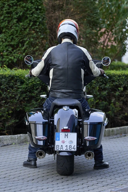 シート高は720mmと低く、身長175cm・体重65kgの青木が乗ると両足のカカトまで地面にベッタリ