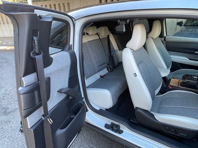 観音開きドアを採用！　基本的にはＭＸ－３０とほぼ同じ内外装になっている。そのため、ＥＶモデルもドアはハイセンスな観音開きとなる。開放感は抜群