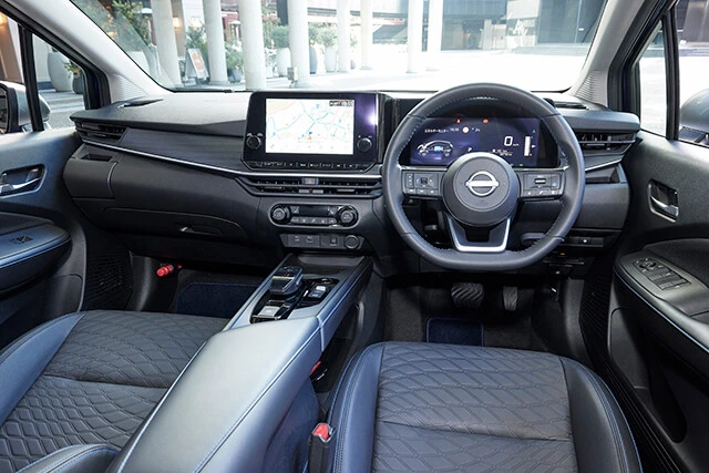 内装は、人工皮革の「レザレット」を使用。専用シートやブルーのステッチが施されたステアリングホイールなどを特別に装備している