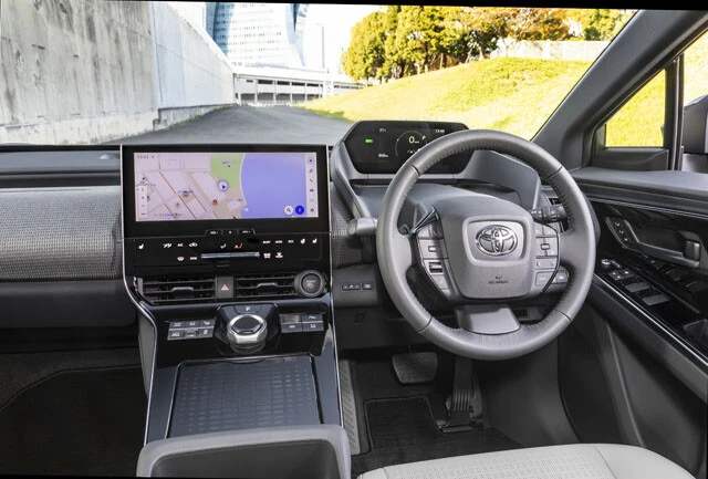 トヨタ初となるトップマウントメーターを採用。今回のハンドルは丸形だっだが、異形ステアリングも用意