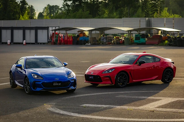 （右）トヨタ　ＧＲ８６／スバルＢＲＺ（左）