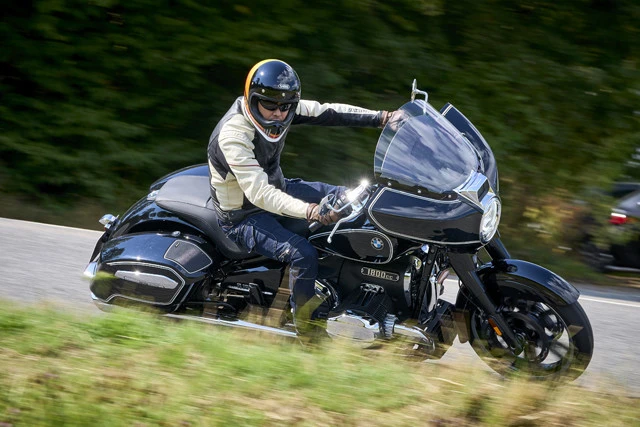 車両重量３９８ｋｇというスーパーヘビー級のボディながら、ワインディングも軽快にこなしてしまう