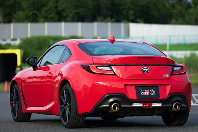 マフラーは左右２本出し。ちなみにエンジン音を演出するアクティブサウンドコントロールを搭載。音はかなり刺激的