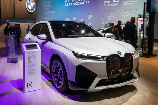 第3位「BMW iX」iXはBMWのフラッグシップEV。すでに日本でもオンラインで初期生産モデルの先行予約が開始されている