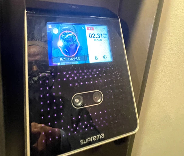 ドアロックはすべて生体認証