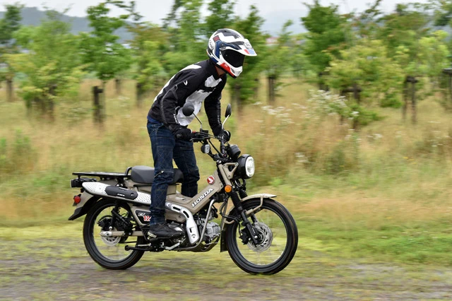 ホンダ CT125ハンターカブ 価格:44万円 発売:2020年6月 スーパーカブC125をベースにアップマフラーやハイマウント吸気ダクト、アンダーガードなどを装備しオフロード走行も可能。航続距離は350km以上