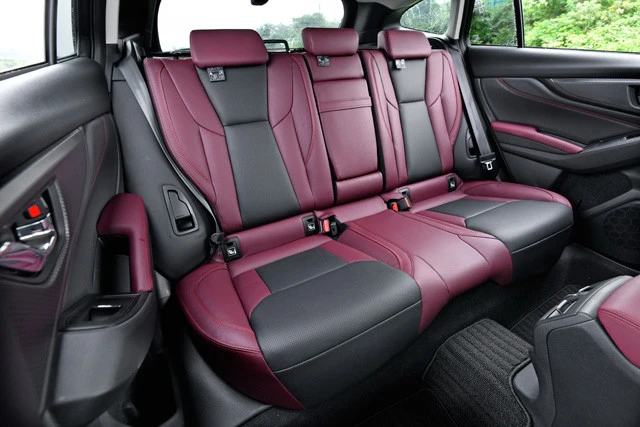 後席の室内空間は納得のレベル。本革シートはＳＴＩスポーツ専用だ
