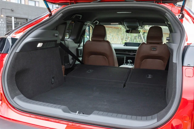 ラゲッジスペースの容量は４００Ｌとけっこう広い。スーツケースを４個積み込める