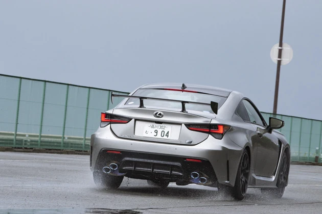 リアには目立ちすぎにも程があるカーボン製の固定式リアウイングがギンギンにそそり立つ!