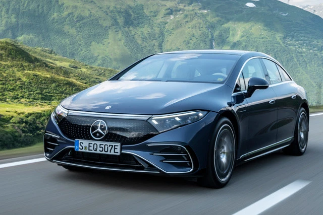 Ｓクラス以上の上質な運転感覚とパワフルな走りが楽しめる。後輪操舵システムのおかげで取り回しも良好