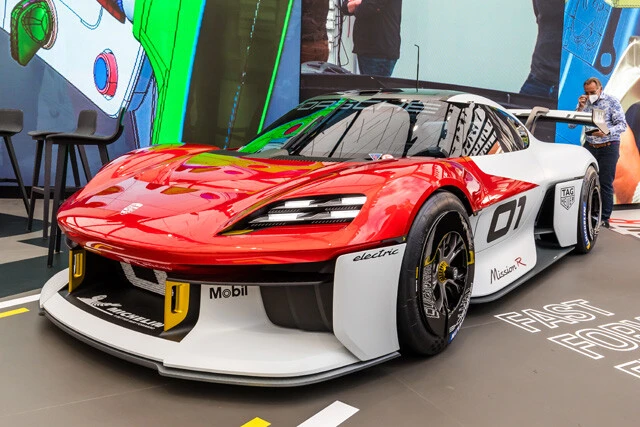 第2位「ポルシェ ミッションR」ポルシェがご開帳した電動レーシングカーのコンセプトモデルがミッションRだ。見た目からして男心を刺激する