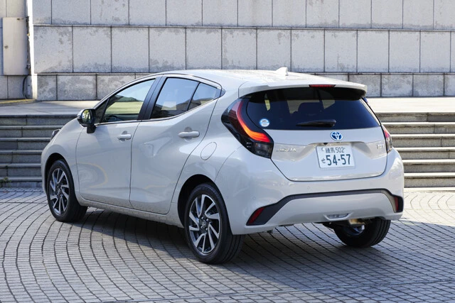 プラットフォームは同じトヨタのヤリスなどと同じモノを使用。高剛性と低重心を誇る骨格だ