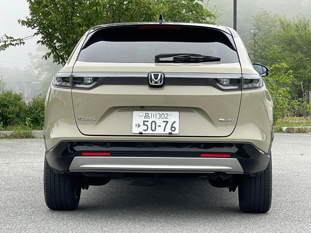 リアのランプははやりの横一文字タイプ。アクティブな印象を受けるリアバンパー