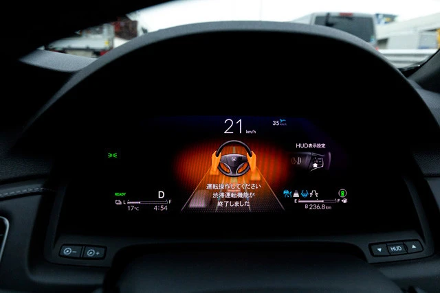 「トラフィックジャムパイロット」機能終了画面。渋滞が解消するか、車速が５０キロ以上になると、システムからドライバーへ運転を変更するよう指示が出る