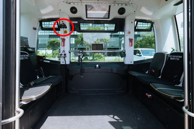 ハンドルやアクセルのない自動運転シャトル。車内に忘れ物があると画像認識システムが作動し、外部スピーカーで降車した客に呼びかける