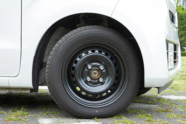 空気圧が低いとタイヤと路面の接地面が拡大し、転がり抵抗が増して燃費が悪くなる。ガソリン給油時に空気圧をチェックしよう